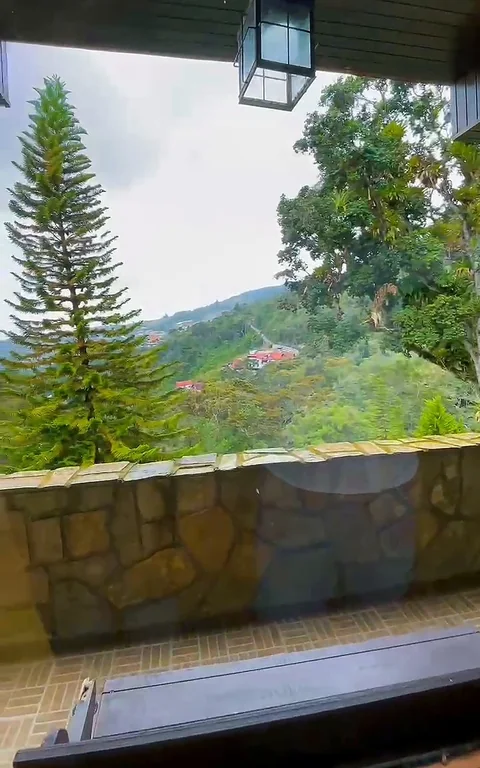 Balcón de madera con vista a la montaña