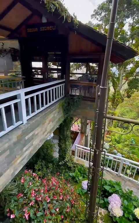 Balcones de madera del chalet sobre el jardín con flores
