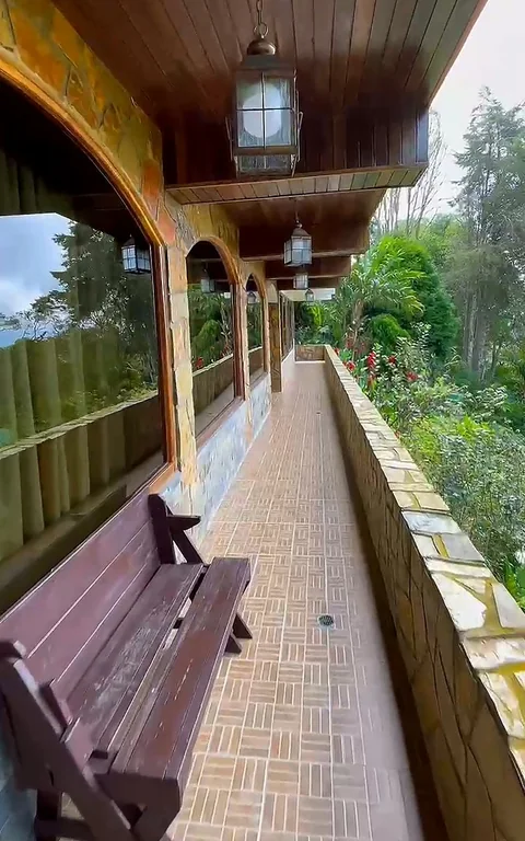 Corredor de madera con banco a lo largo de los balcones