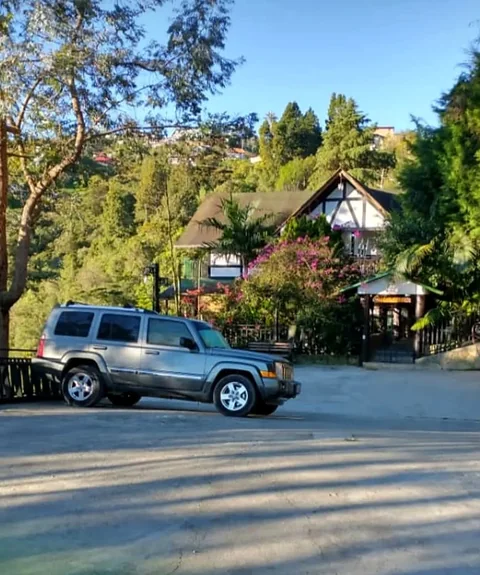 Estacionamiento privado frente al chalet