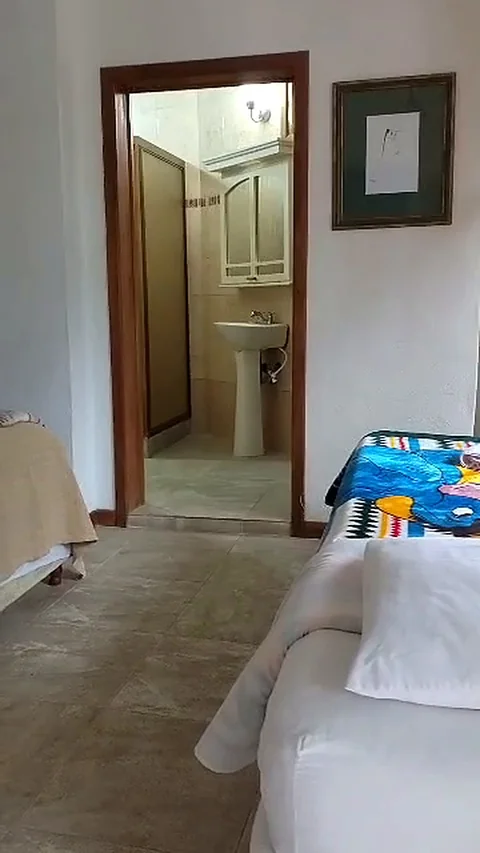 Habitación con el baño privado al fondo
