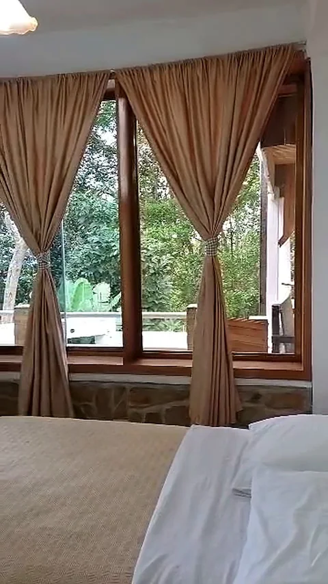 Ventanales con cortinas en la habitación