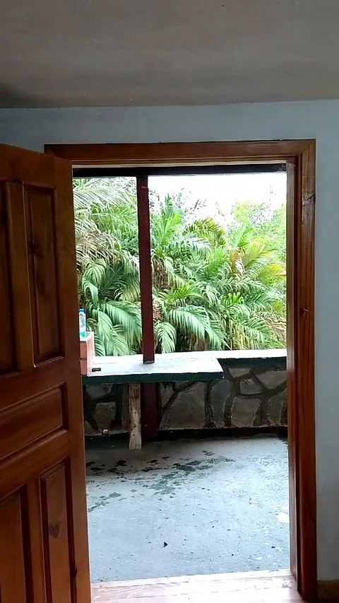 Puerta de la habitación abierta hacia la terraza y el jardín
