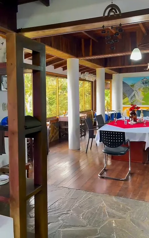 Comedor del restaurante con piso de madera