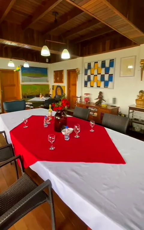 Mesa con mantel rojo en el restaurante