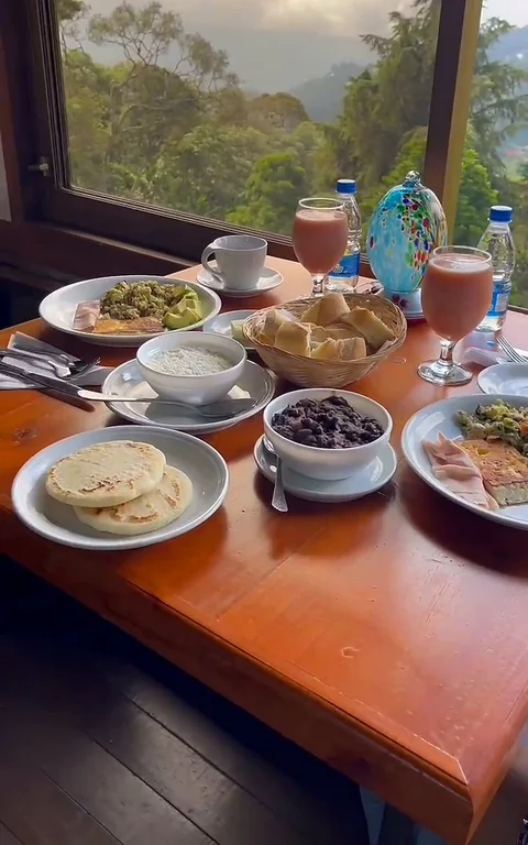Mesa servida con desayuno en el restaurante