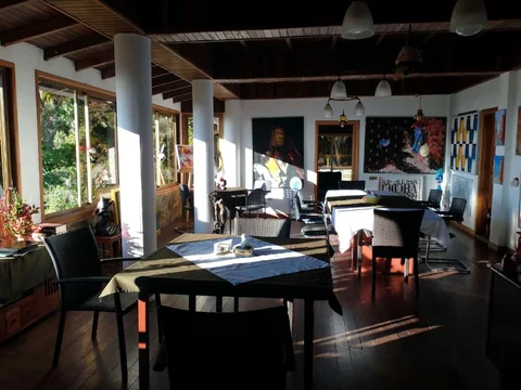 Salón del restaurante con techo de madera