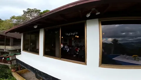 Restaurante con ventanales hacia la montaña