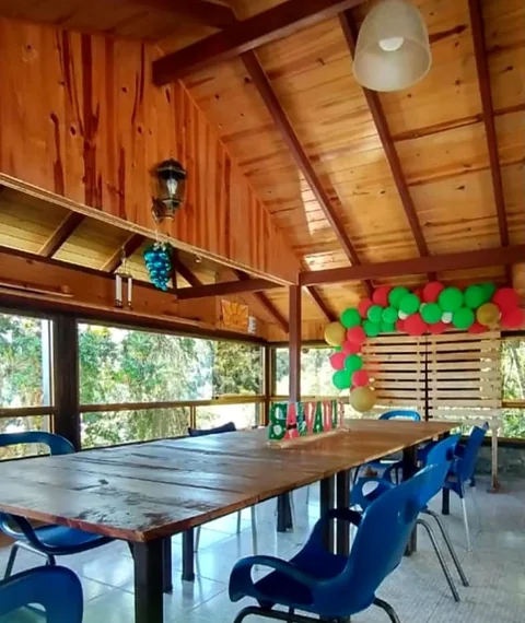 Salón de reuniones con mesas largas y techo de madera