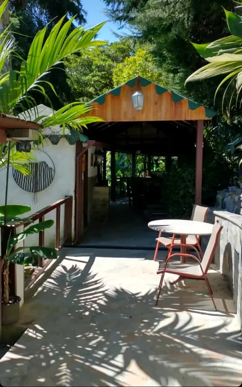 Terraza techada a la entrada del jardín