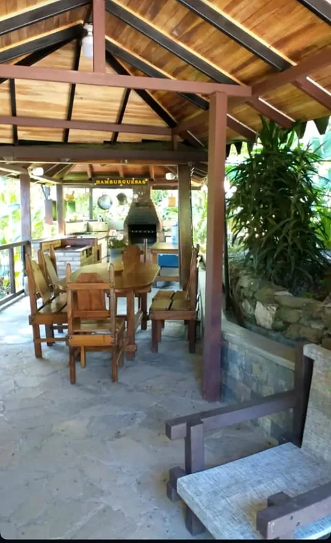 Terraza de madera con mesas