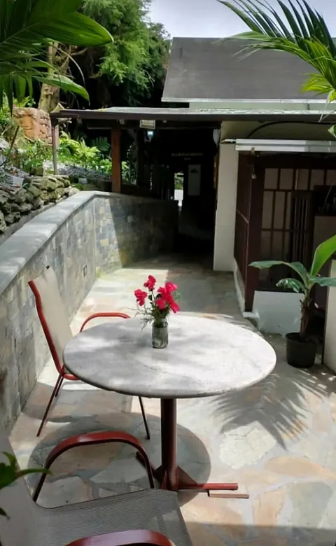 Mesa en la terraza con flores