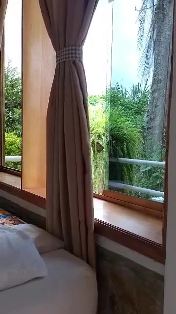 Ventanal con vista al jardín
