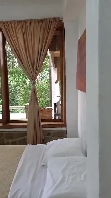 Ventana de madera con cortinas